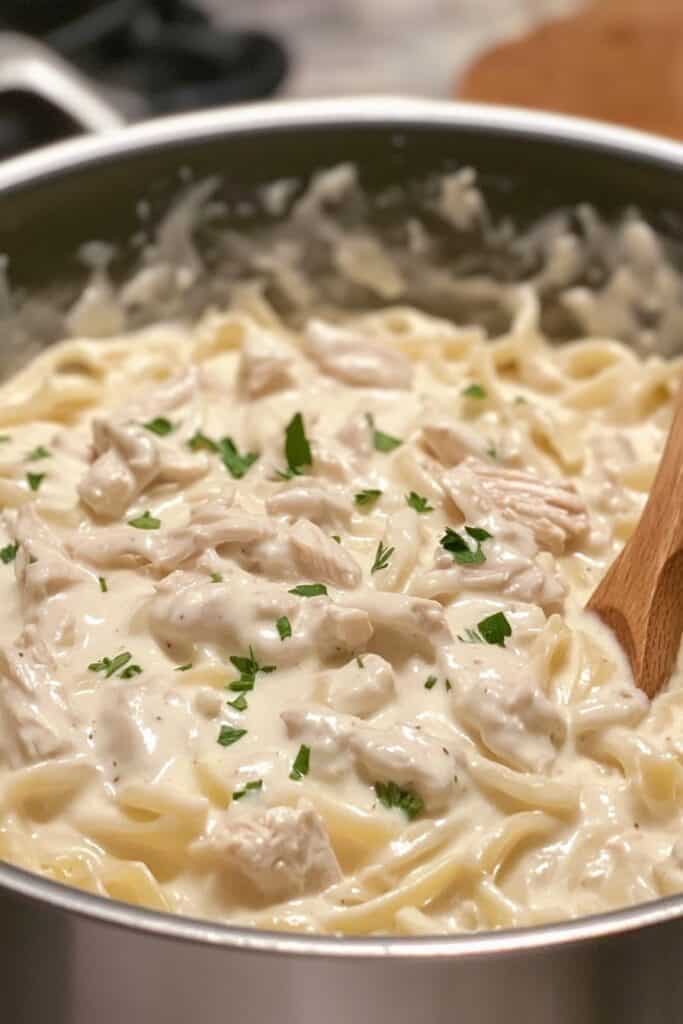 This One-Pot Chicken Alfredo Will Make You Forget About Takeout Forever 2 This One-Pot Chicken Alfredo Will Make You Forget About Takeout Forever 2