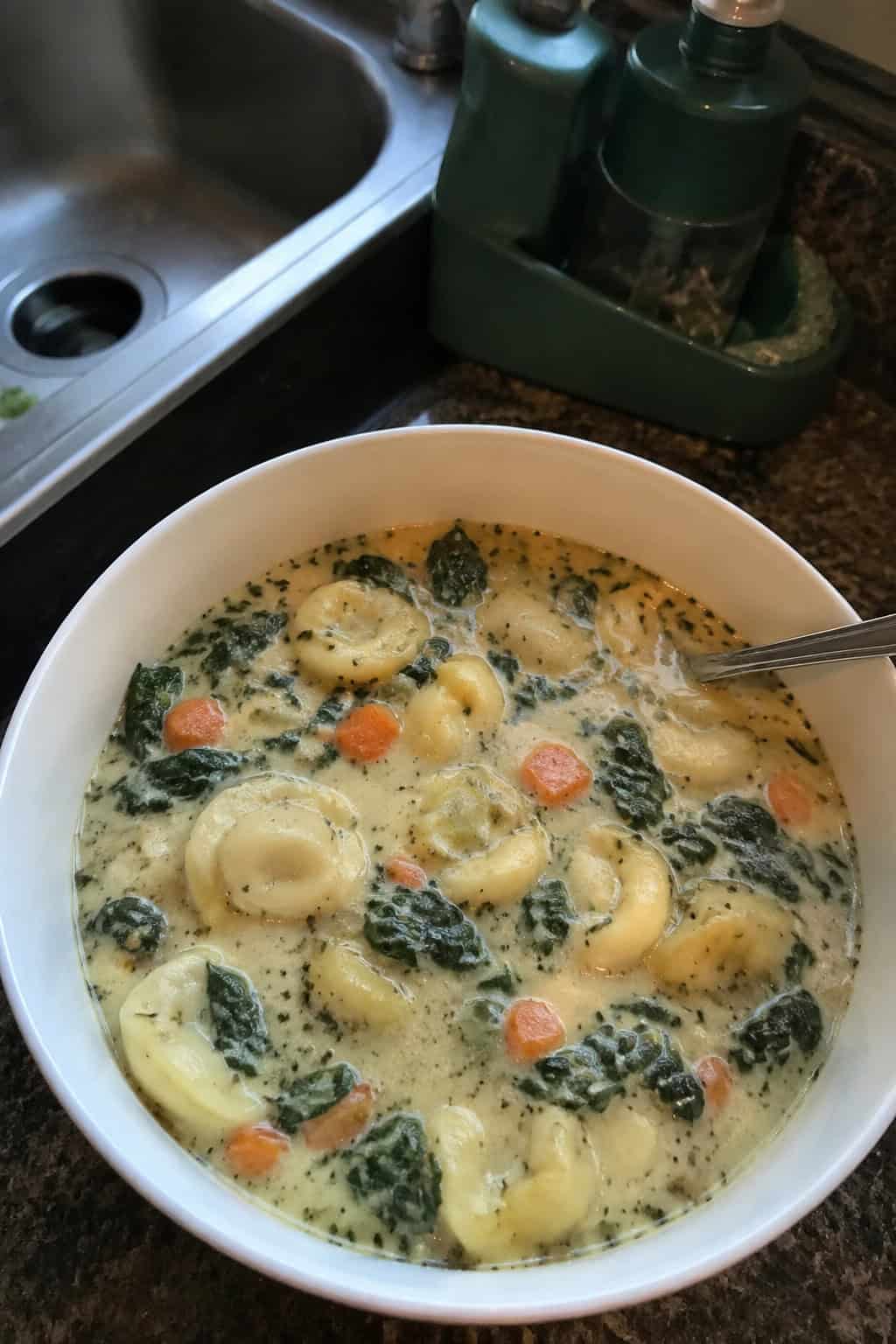 Slow Cooker Spinach and Cheese Tortellini Soup