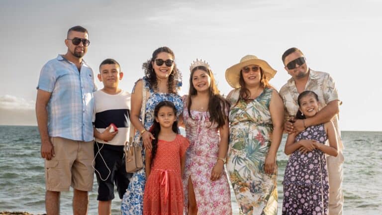 Family Beach Picture Outfits That Coordinate Naturally