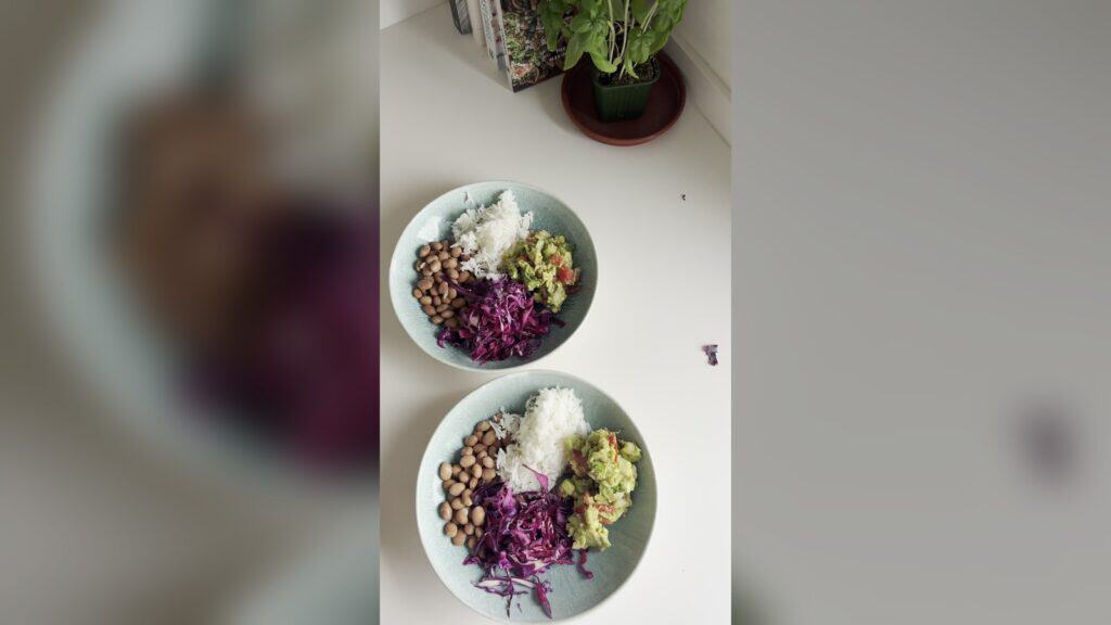 Veggie Burrito Bowls with Taco-Seasoned Guacamole 1 Veggie Burrito Bowls with Taco-Seasoned Guacamole