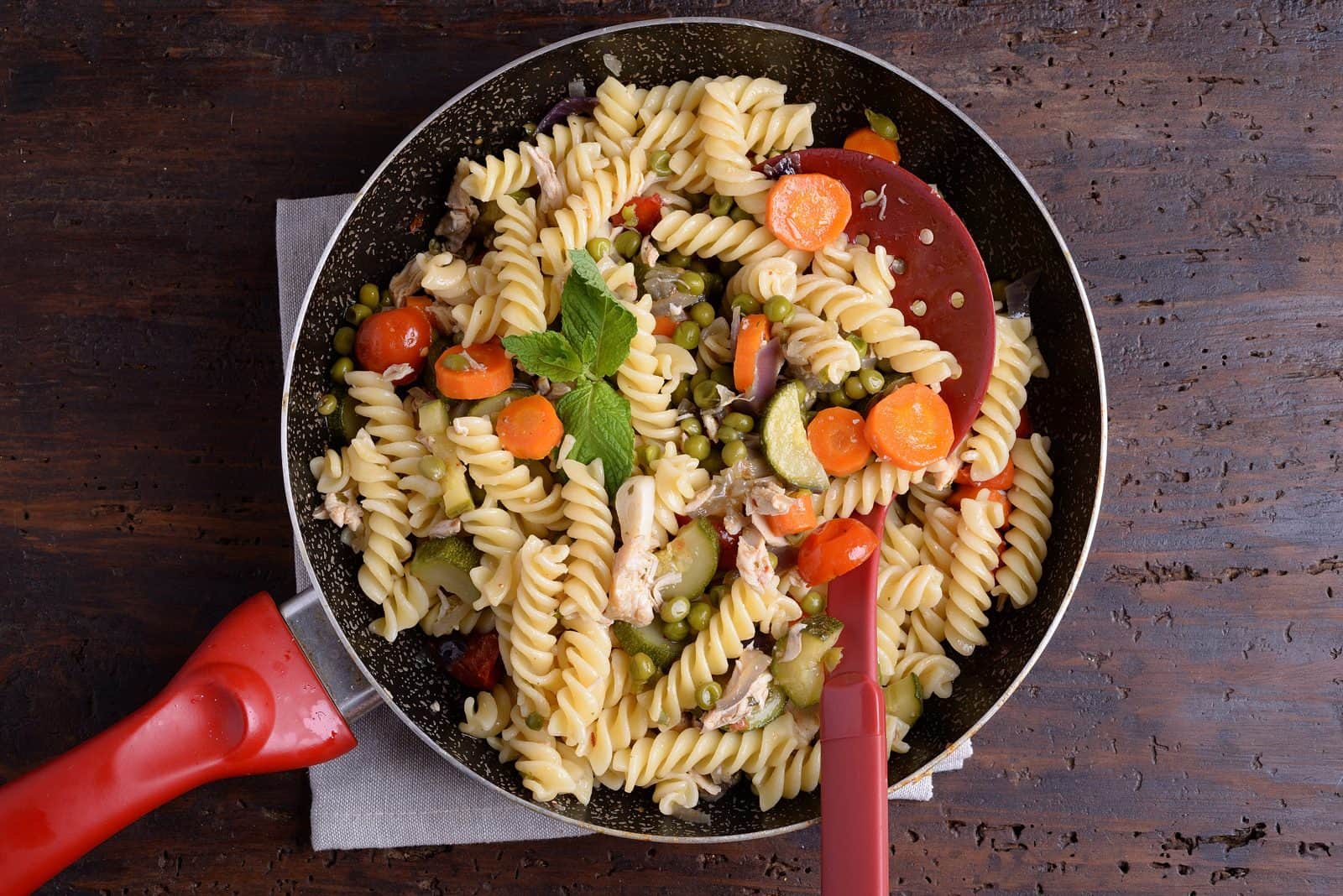24 Pasta and Chicken Recipes You’ll Love to Make for Dinner! 26 Chicken peas and mint pasta primavera