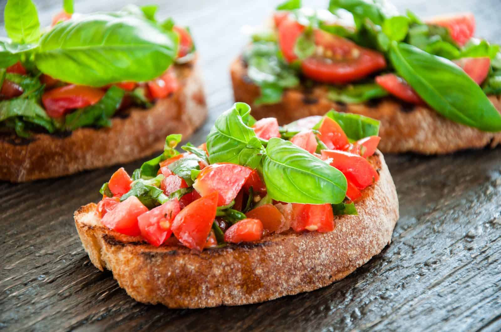 25 Easy Party Appetizers for a Crowd 80 Tomato bruschetta