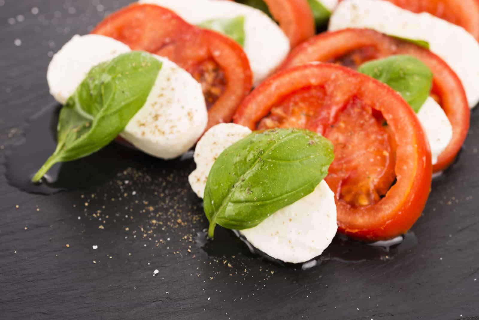 16 Easy 4 Ingredient Recipes Anyone Can Make: Quick and Delicious Ideas for Every Meal 36 Caprese salad