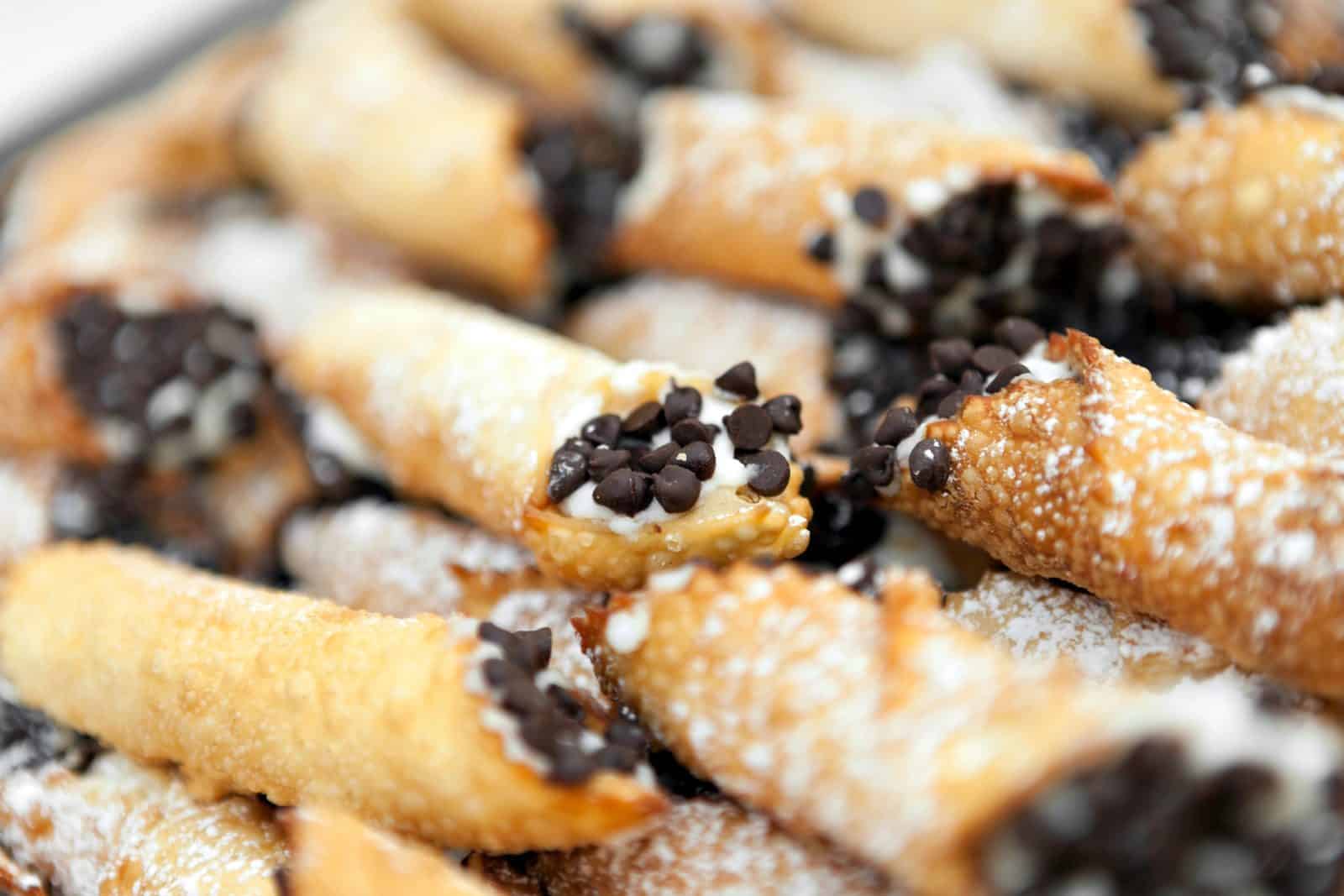 22 Easy Costco Party Appetizers 34 Costco cannoli dusted