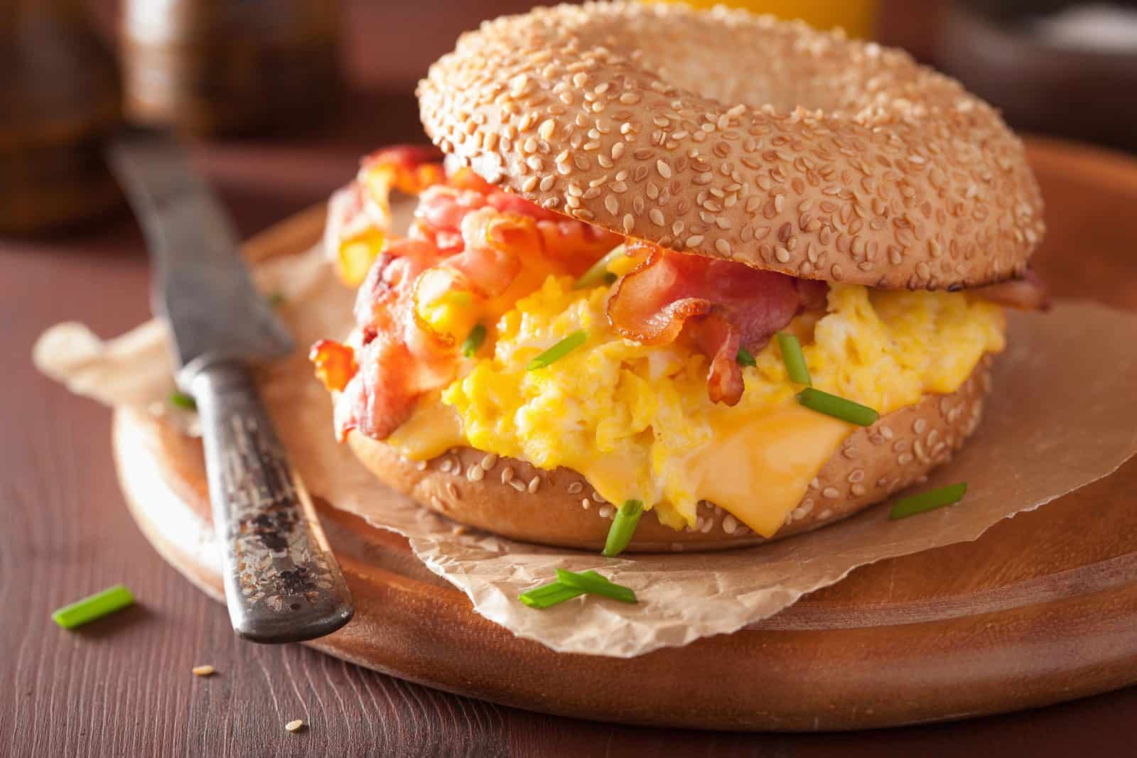 Copycat Breakfast Recipes for Slow Weekends 26 Einstein bros bacon and cheddar egg sandwich