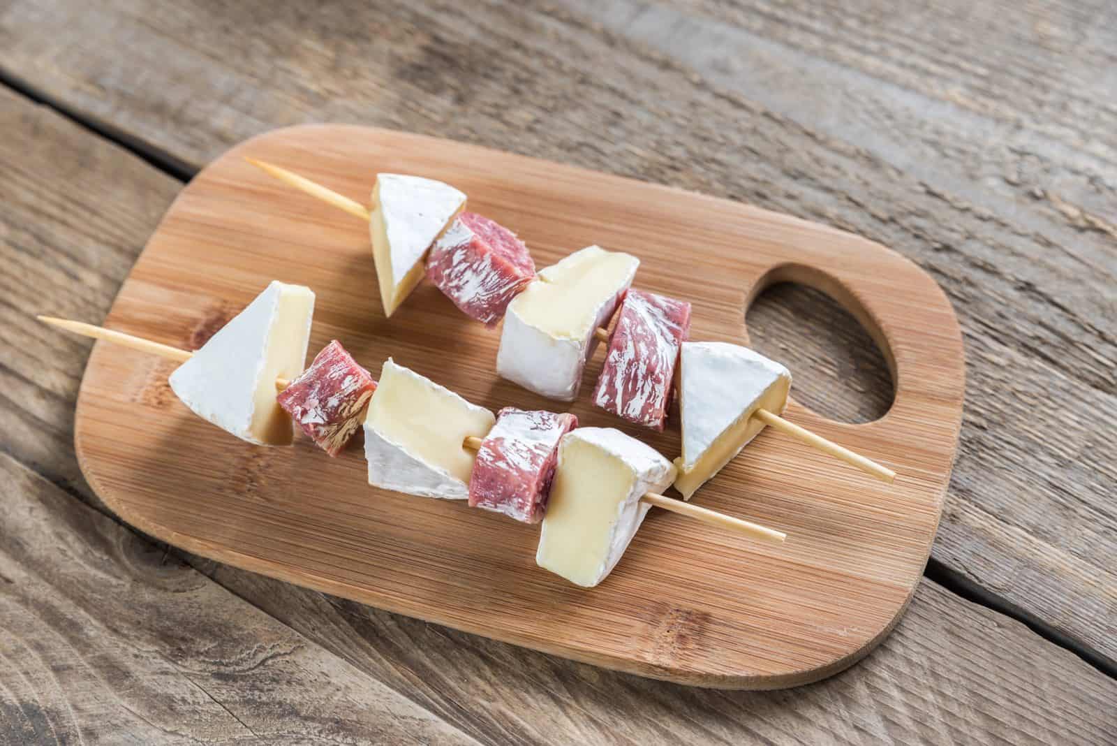 21 Charcuterie Appetizers Made Easy: Wow Your Guests in Minutes 44 Salami and cheese skewer