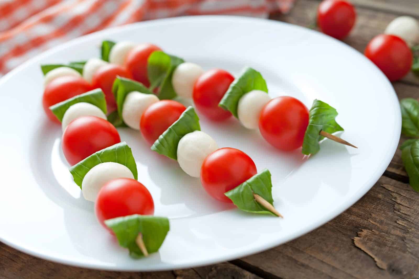 21 Charcuterie Appetizers Made Easy: Wow Your Guests in Minutes 50 Caprese salad bite