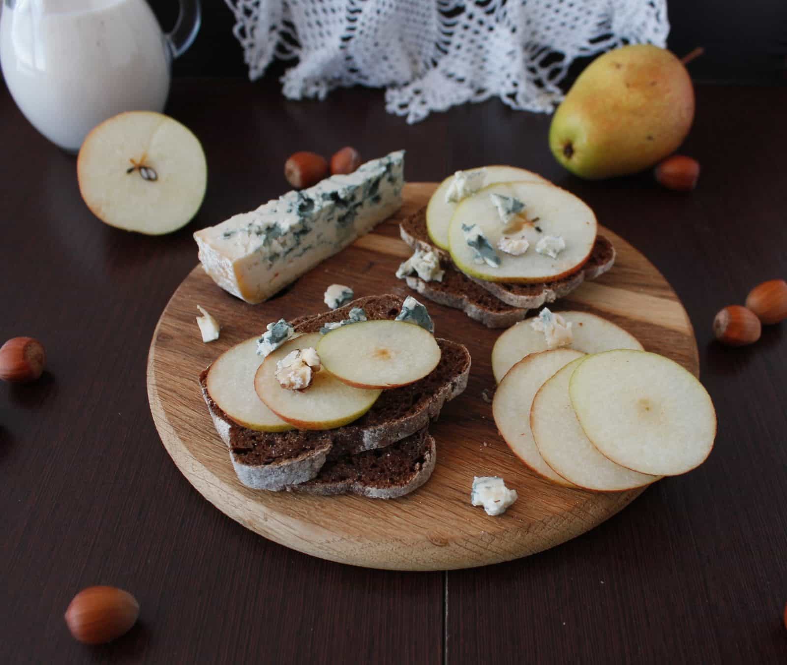 21 Charcuterie Appetizers Made Easy: Wow Your Guests in Minutes 62 Pear and gorgonzola bite