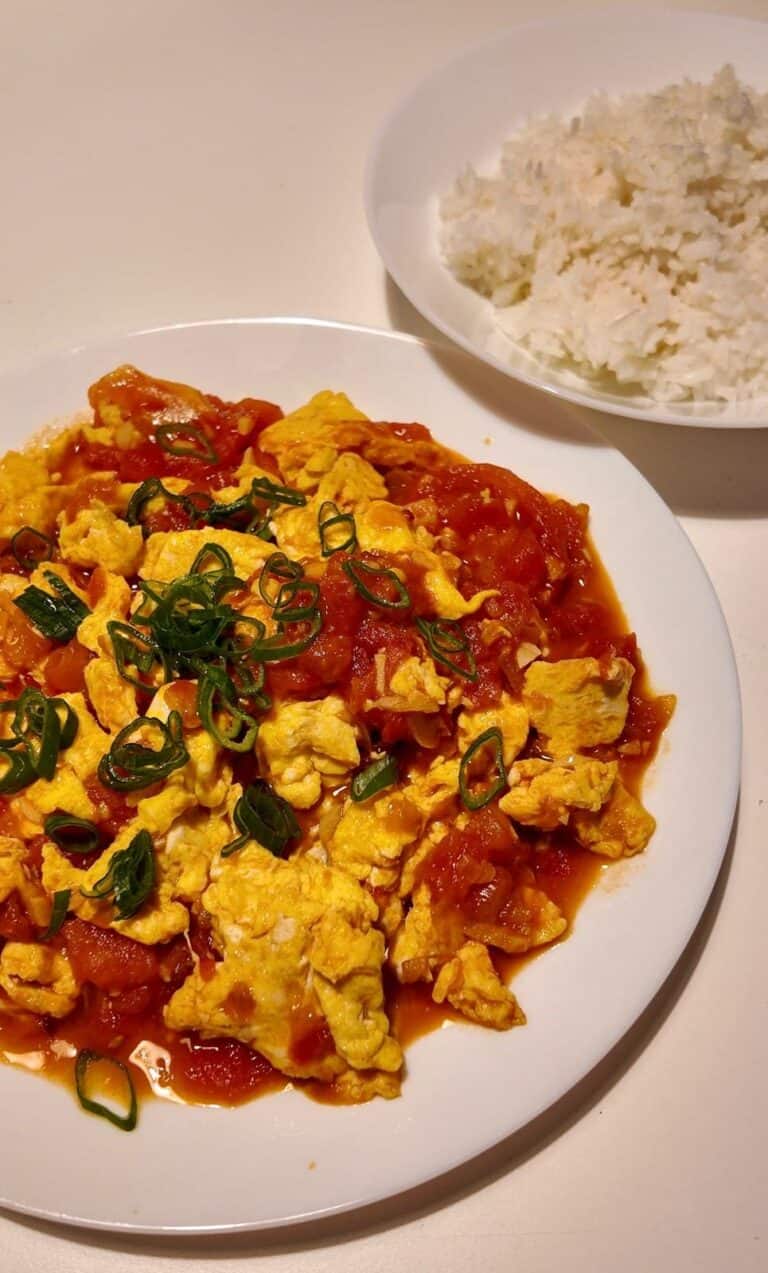 Tomato and Egg Stir-Fry with a Rich Garlic-Onion Sauce