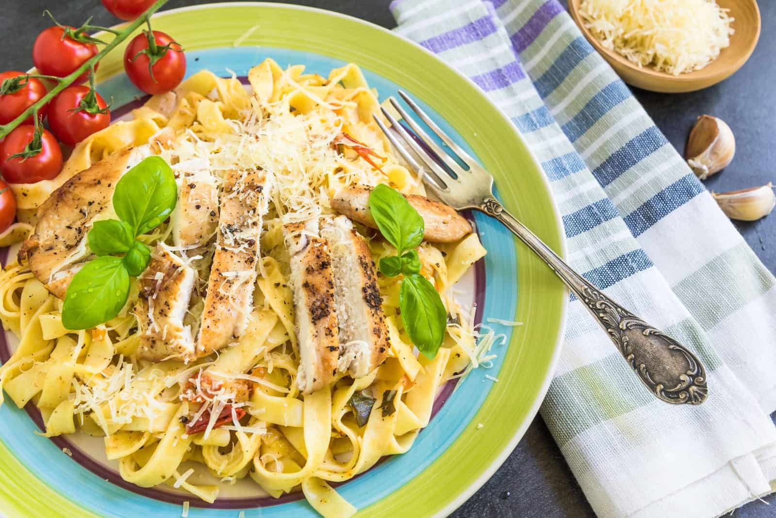 24 Pasta and Chicken Recipes You’ll Love to Make for Dinner! 22 Garlic basil chicken linguine