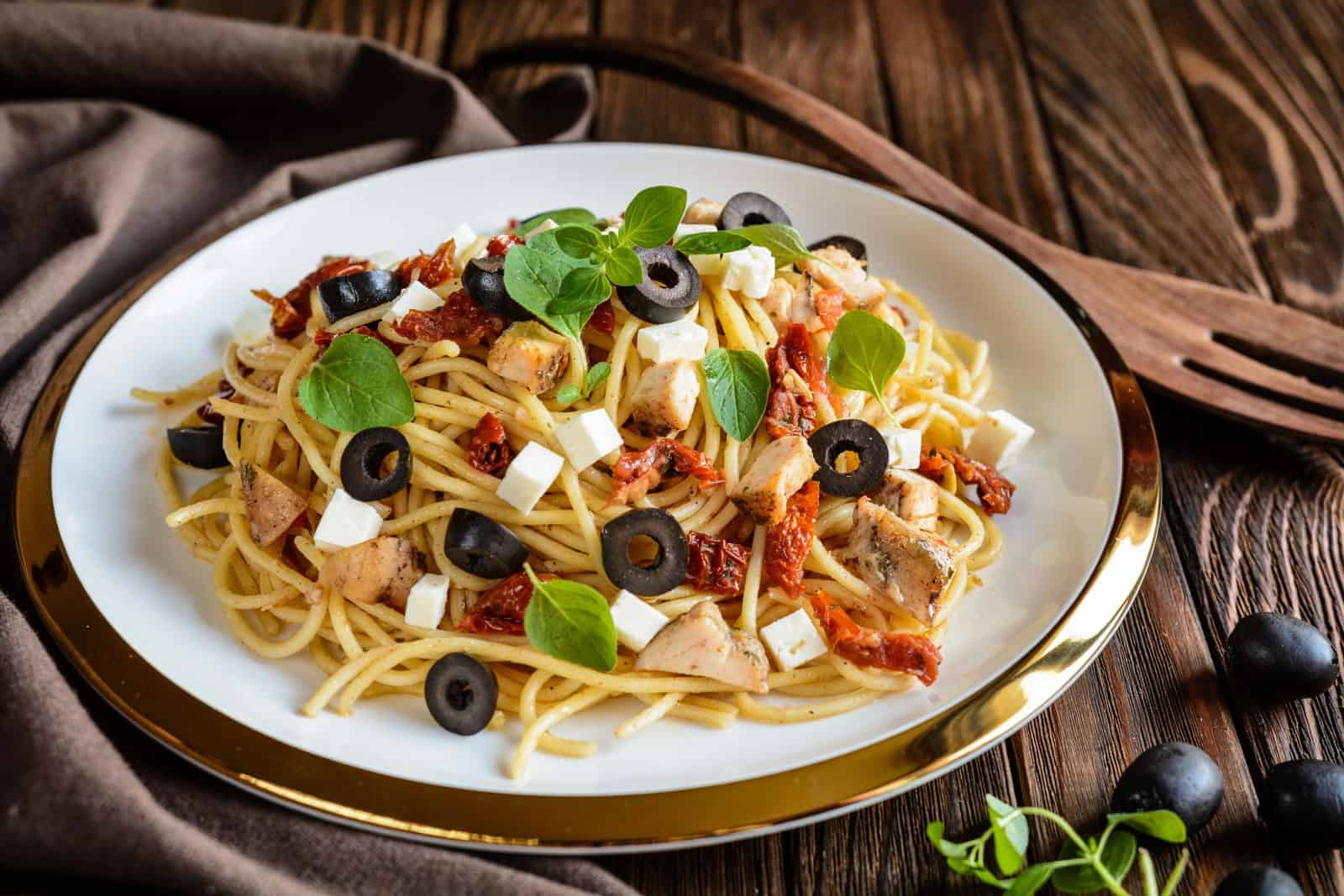 24 Pasta and Chicken Recipes You’ll Love to Make for Dinner! 20 Mediterranean chicken pasta