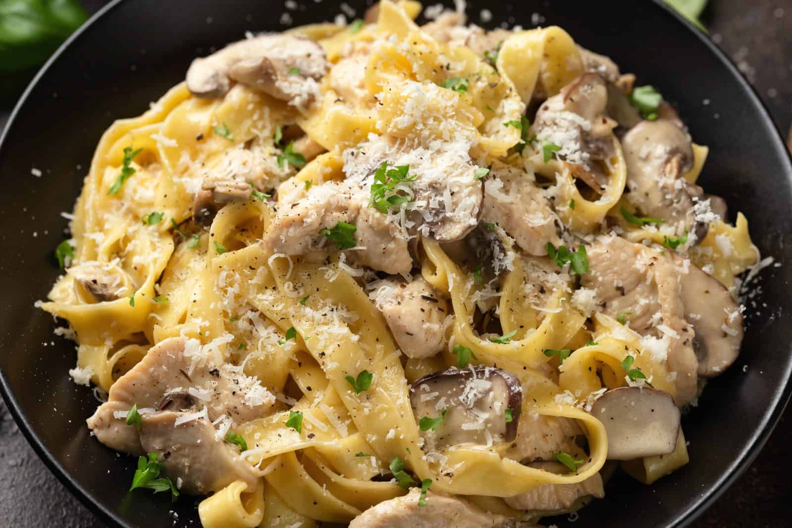 24 Pasta and Chicken Recipes You’ll Love to Make for Dinner! 2 Garlic parmesan chicken pasta