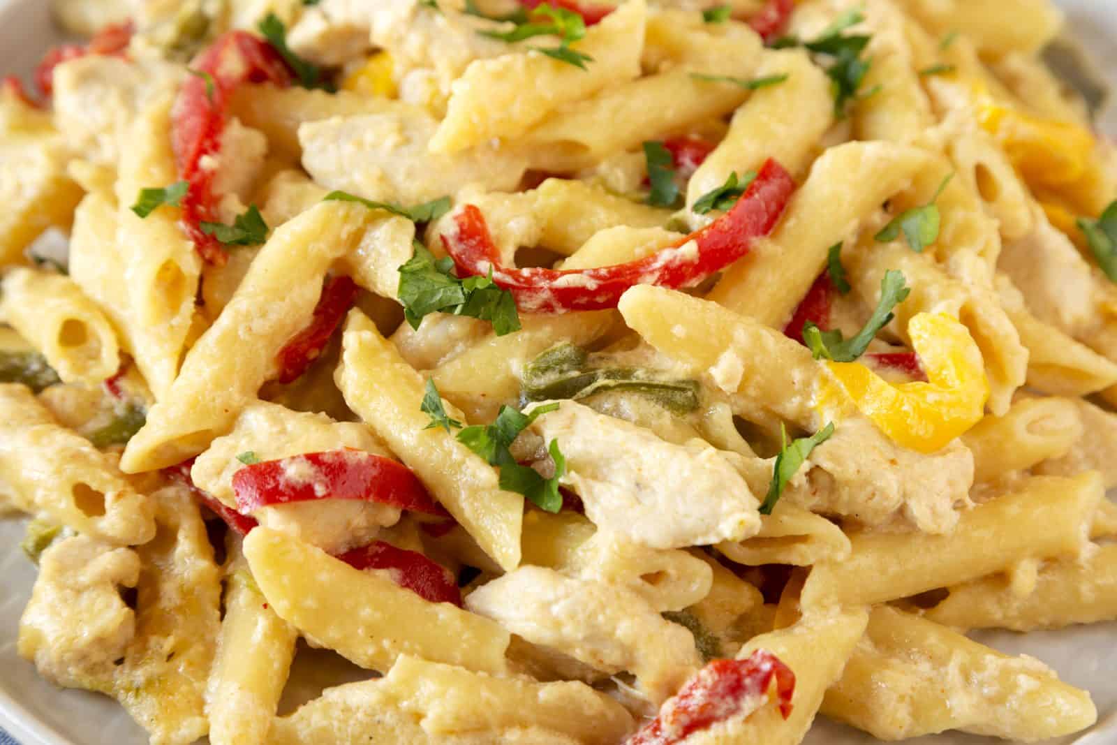24 Pasta and Chicken Recipes You’ll Love to Make for Dinner! 10 Chicken fajita pasta