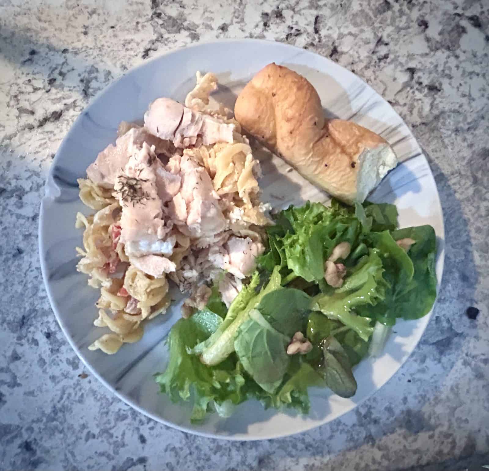 How to Make Creamy Garlic Tomato Noodles With Cream Cheese 3 Recipe with Salmon, Salad and Bread