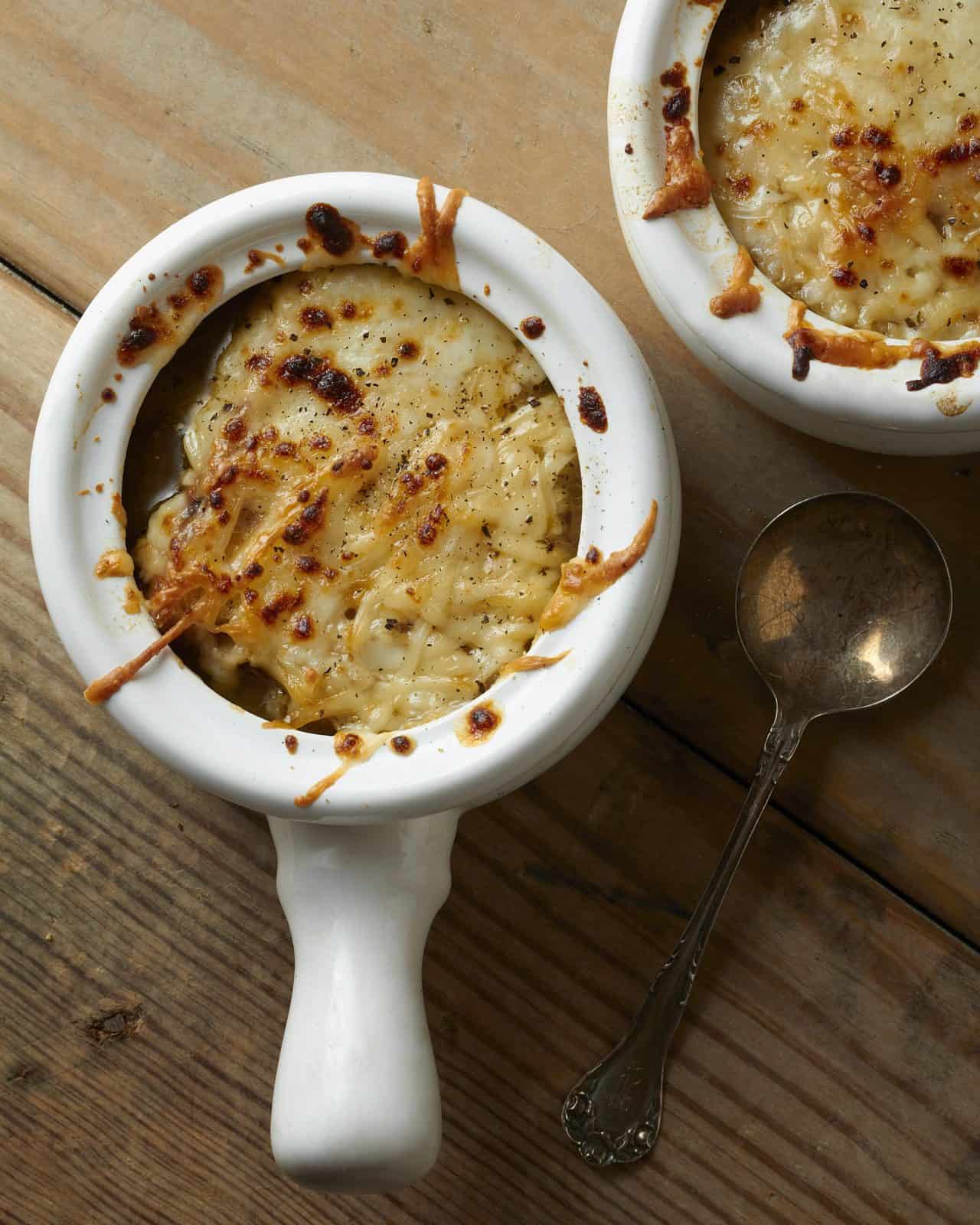 18 Easy Crockpot Recipes for Busy Days 46 Savory french onion soup